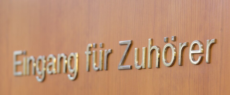 LG Detmold_Eingang für Zuhörer